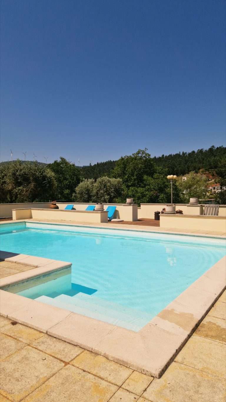 Piscina privativa e terraço ensolarado com vista para a serra