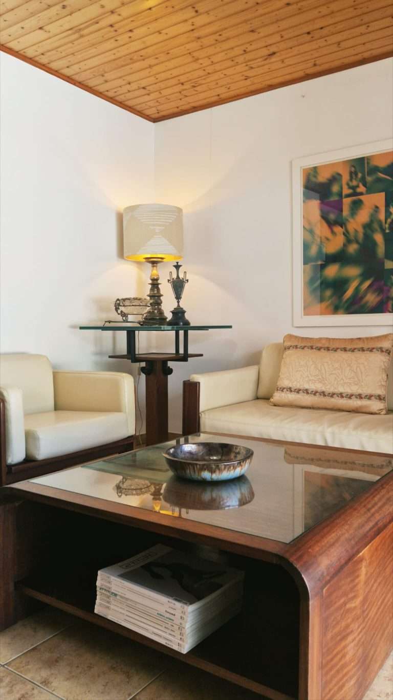 Recanto da sala com sofás claros e mesa de centro