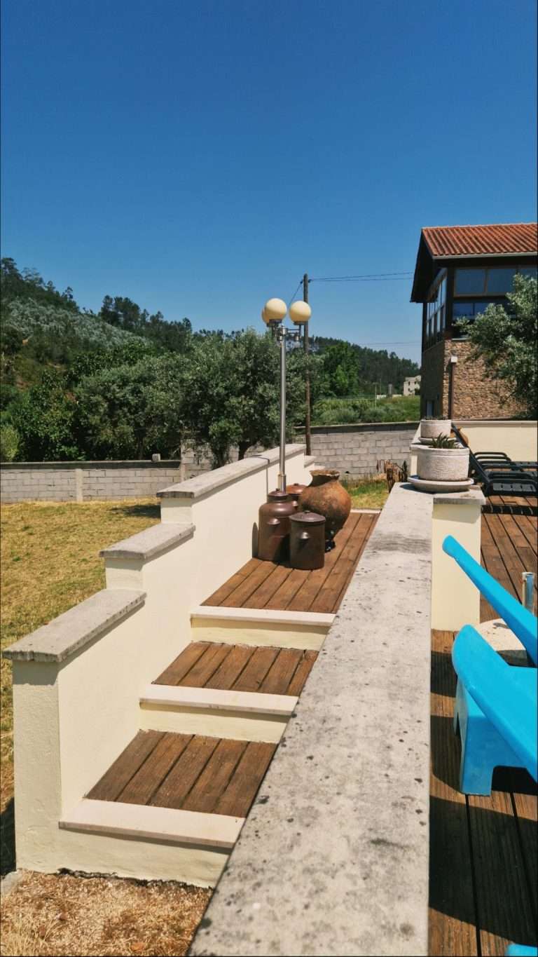 Bancos no terraço exterior junto à piscina