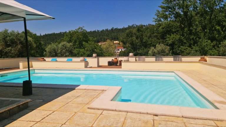 Piscina exterior privativa com terraço e vista para a serra