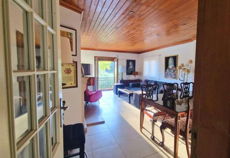 Vista da sala de jantar através das portas envidraçadas