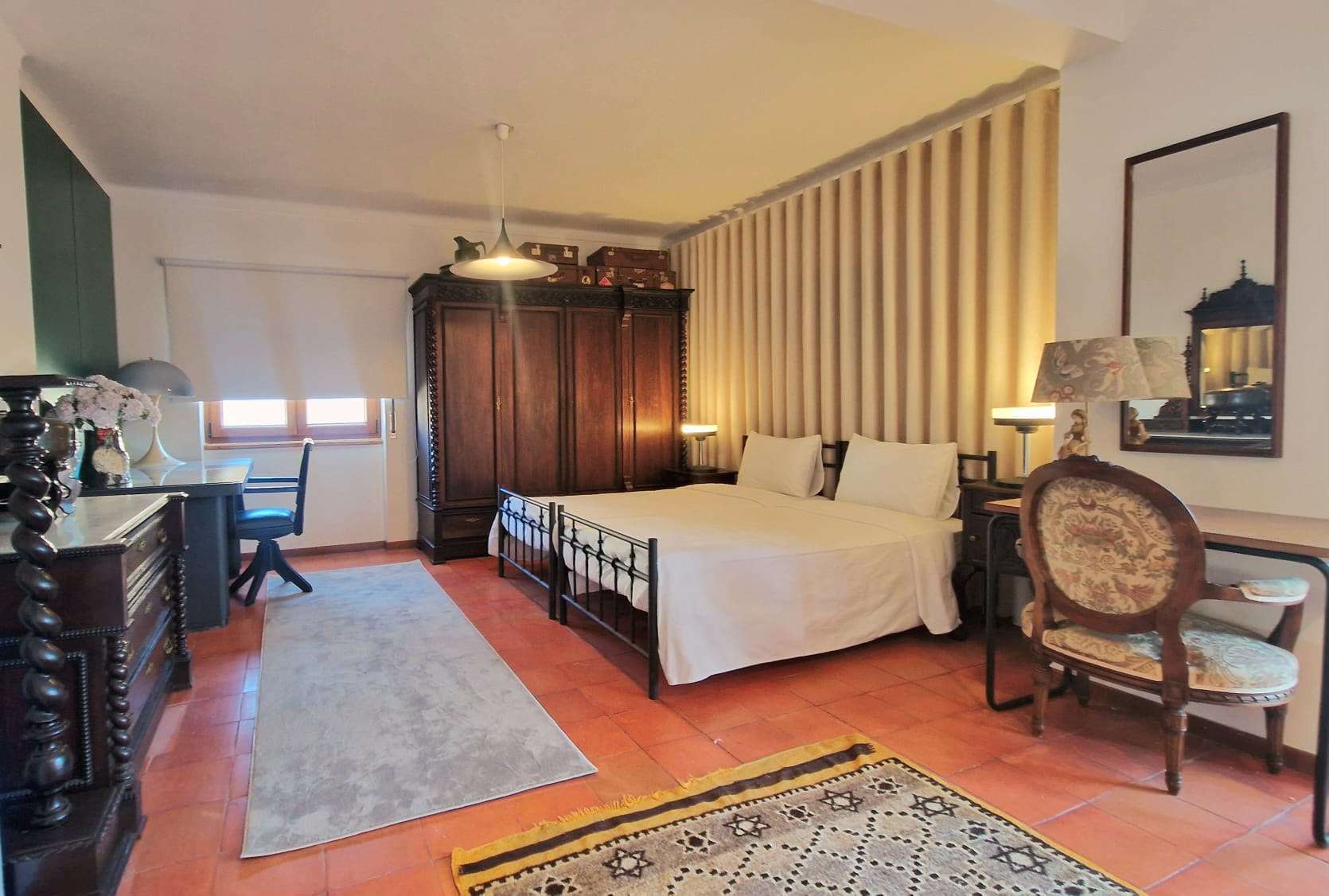 Quarto com camas individuais e roupeiro de madeira