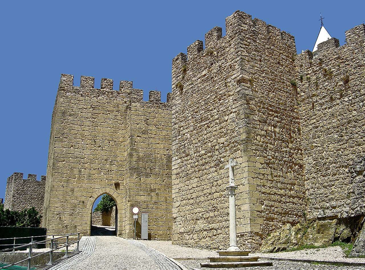 Muralhas e entrada do Castelo de Penela