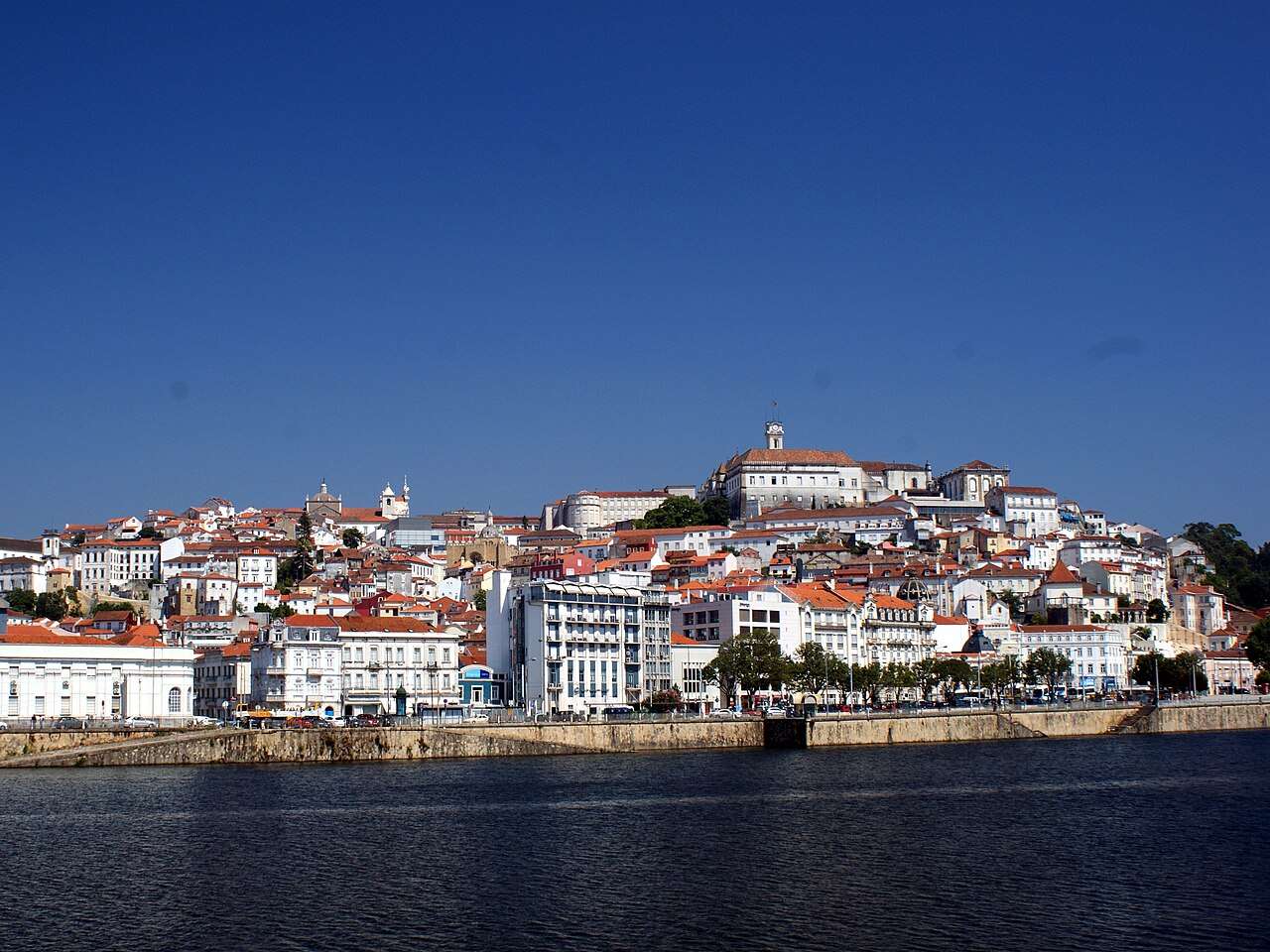 Coimbra e a Universidade vistas do rio Mondego