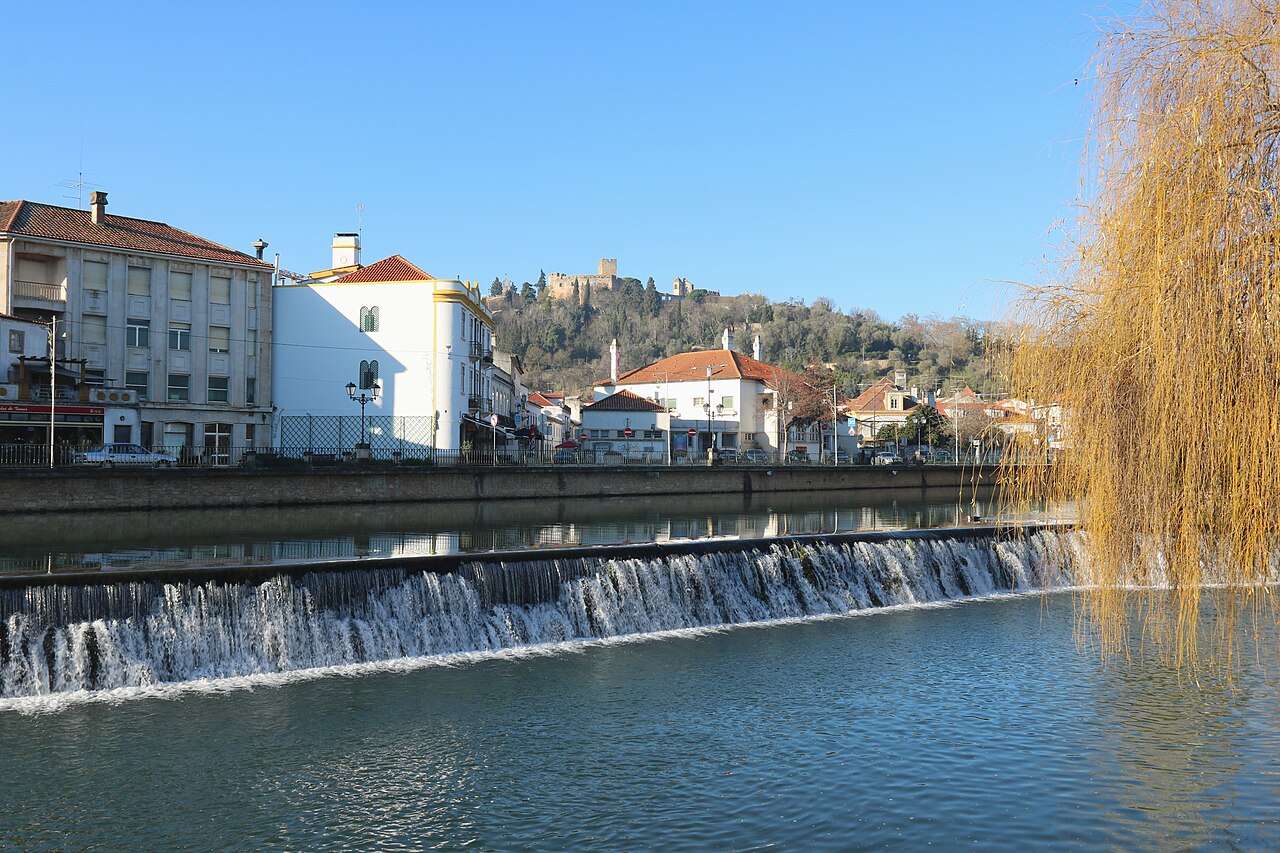 Tomar e o rio Nabão, com o castelo ao fundo